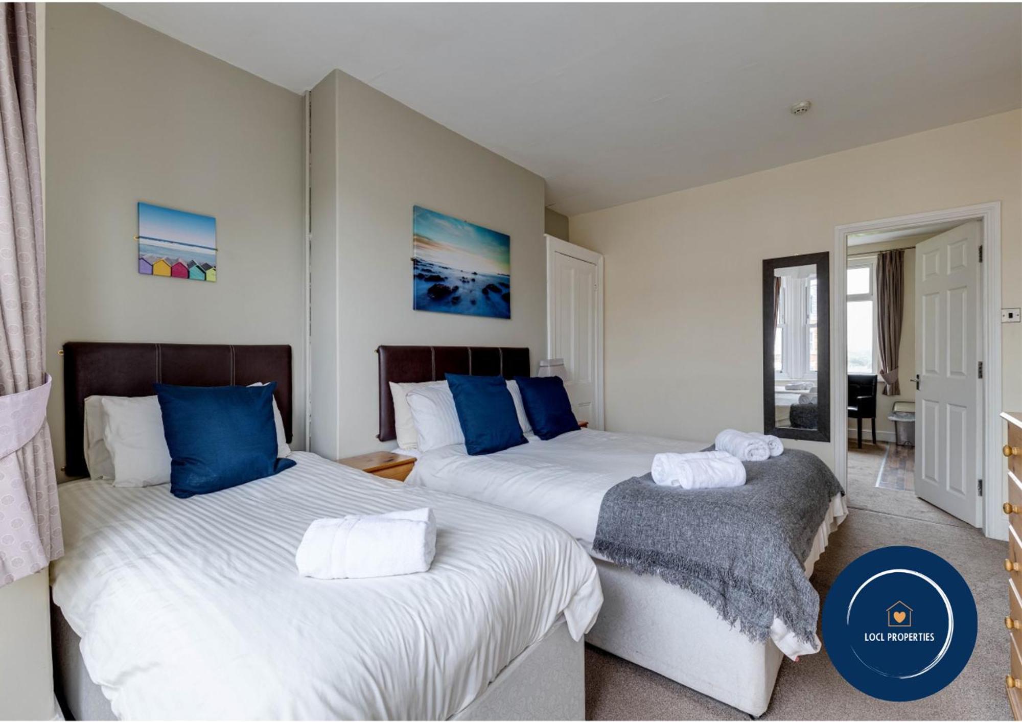 45 The Square Holiday Apartments Скарборо Екстер'єр фото